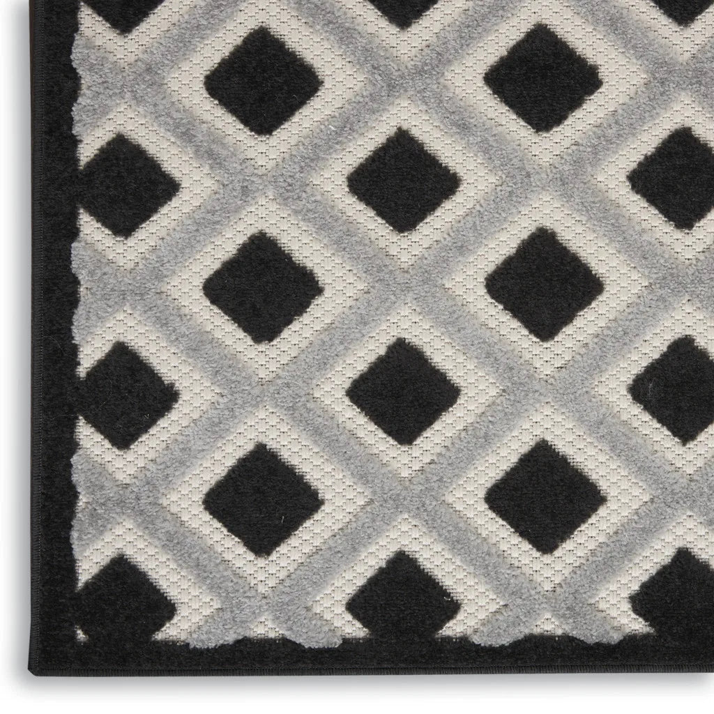 HMS Black and White Geometric Indoor/Outdoor Area Rug 4' X 6'