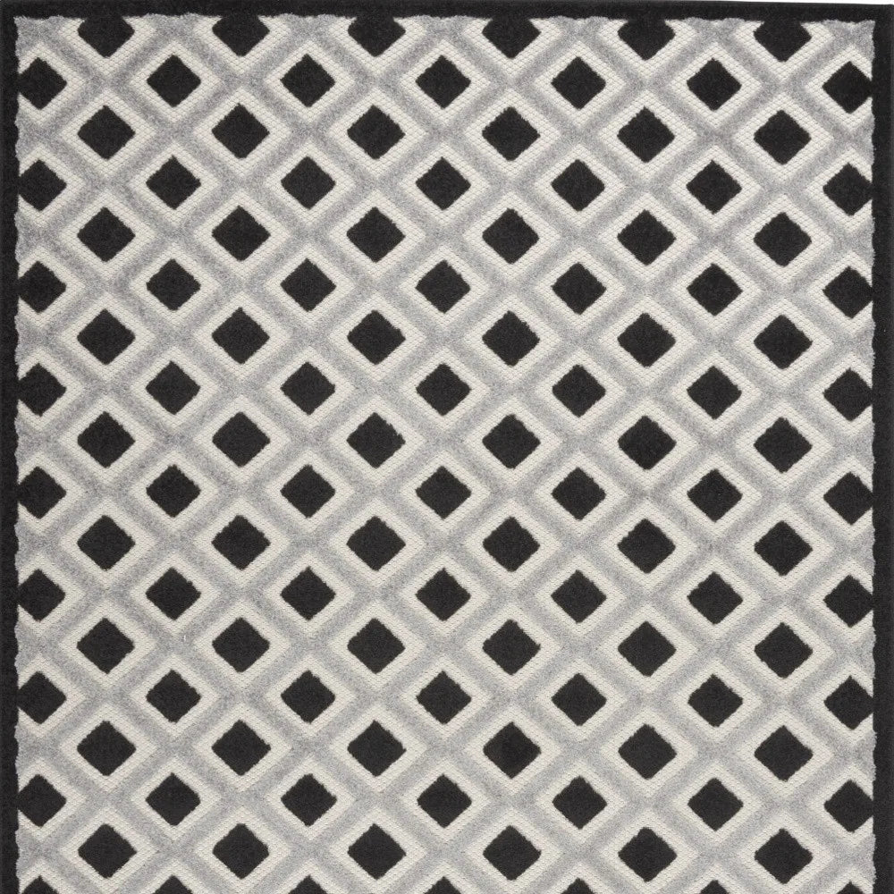 HMS Black and White Geometric Indoor/Outdoor Area Rug 4' X 6'