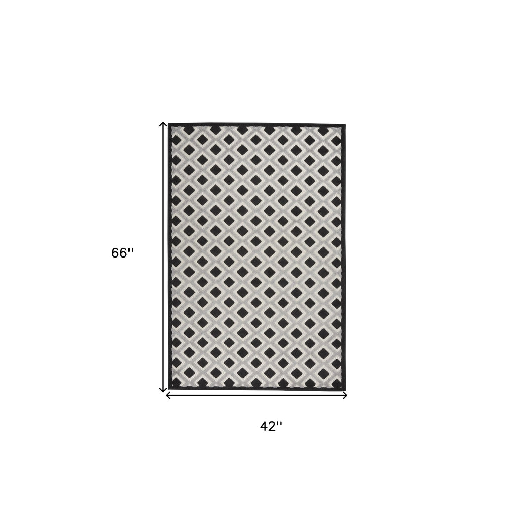 HMS Black and White Geometric Indoor/Outdoor Area Rug 4' X 6'