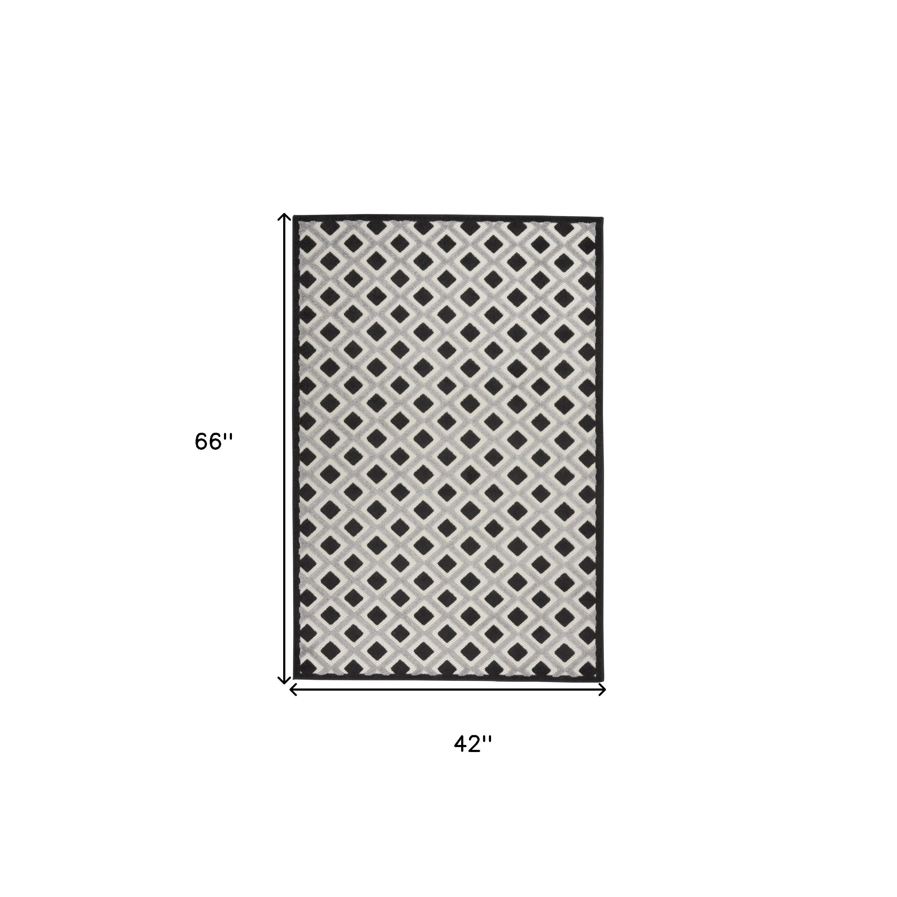 HMS Black and White Geometric Indoor/Outdoor Area Rug 4' X 6'