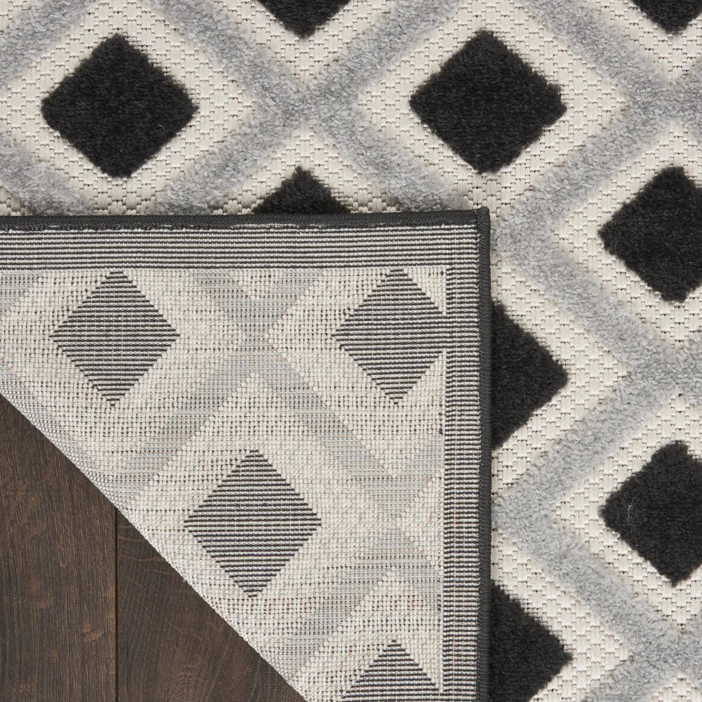 HMS Black and White Geometric Indoor/Outdoor Area Rug 4' X 6'